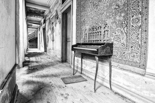 "La véritable musique est le silence et toutes les notes ne font qu'encadrer ce silence..." (version N&B)