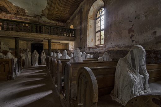 "Au pays des fantômes, les âmes brisées ont bâti leur royaume..."