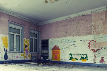 "L'enfance est ce que le monde abandonne pour continuer d'être monde..."