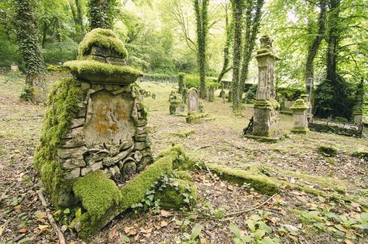 "Parmi les pauvres, enterrez-moi sans roses... En espérant qu'il pleuve... Qu'on pleure au moins pour quelque chose..."