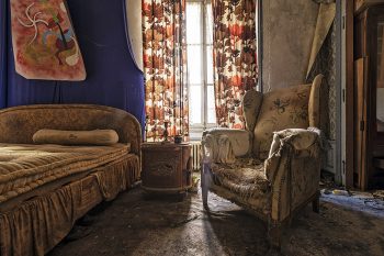 "Elle l'avait attendue lascivement avec sa plus belle lingerie, mais il ne vint jamais, elle rangea alors ses fantasmes au rayon des rêveries..."