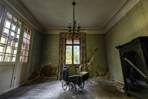 "Dors mon petit car la vie est un éternel mensonge, Dors encore plus fort, le bonheur n'est qu'un songe..."
