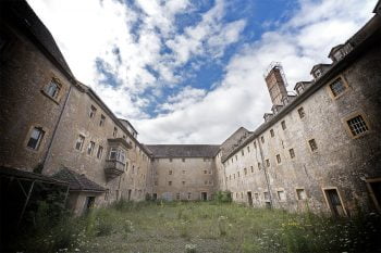 "Une prison n’a que 3 murs et c’est contre le 4ème que le prisonnier s’acharne. Sur ce 4ème mur invisible qu’il écrit ses amours et ses rêves..."