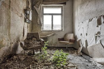 "Celui qui doit vivre survit, même si tu l'écrases dans un mortier..."