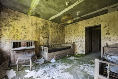 "Face à ce lit vide, comment ne pas l'être également ?..."
