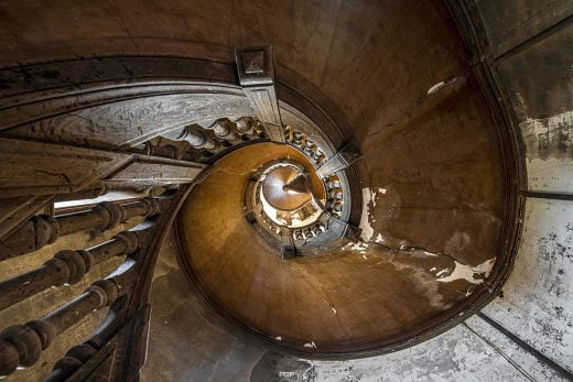 "Hypnotisé dans le tourbillon de mes pensées, Fustigé par des trublions que j'ai su distancer, Aujourd'hui, je leur montre comment danser..."