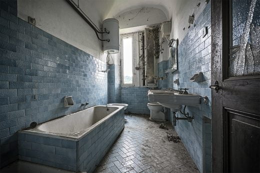 "Seul un bon bain de vérité te lavera de ta saleté enracinée..."