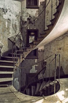 "Mes escaliers me donnent tellement le tournis, qu'on appelle mes entorses des torticolis..."