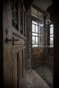"Pousse les portes, même les plus lourdes et imposantes, Ne crains pas leur poids, elles peuvent être bienfaisantes..."