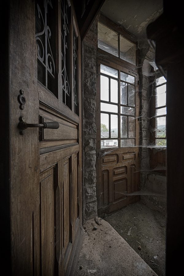 "Pousse les portes, même les plus lourdes et imposantes, Ne crains pas leur poids, elles peuvent être bienfaisantes..."