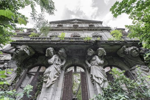 "Languides Cariatides contre Atlantes en attente"