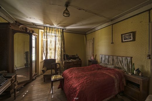 "Seuls dans cette chambre transformée en arène, le gladiateur malmenait sa reine jusqu'à perdre haleine... encore aujourd'hui les draps s'en souviennent..."