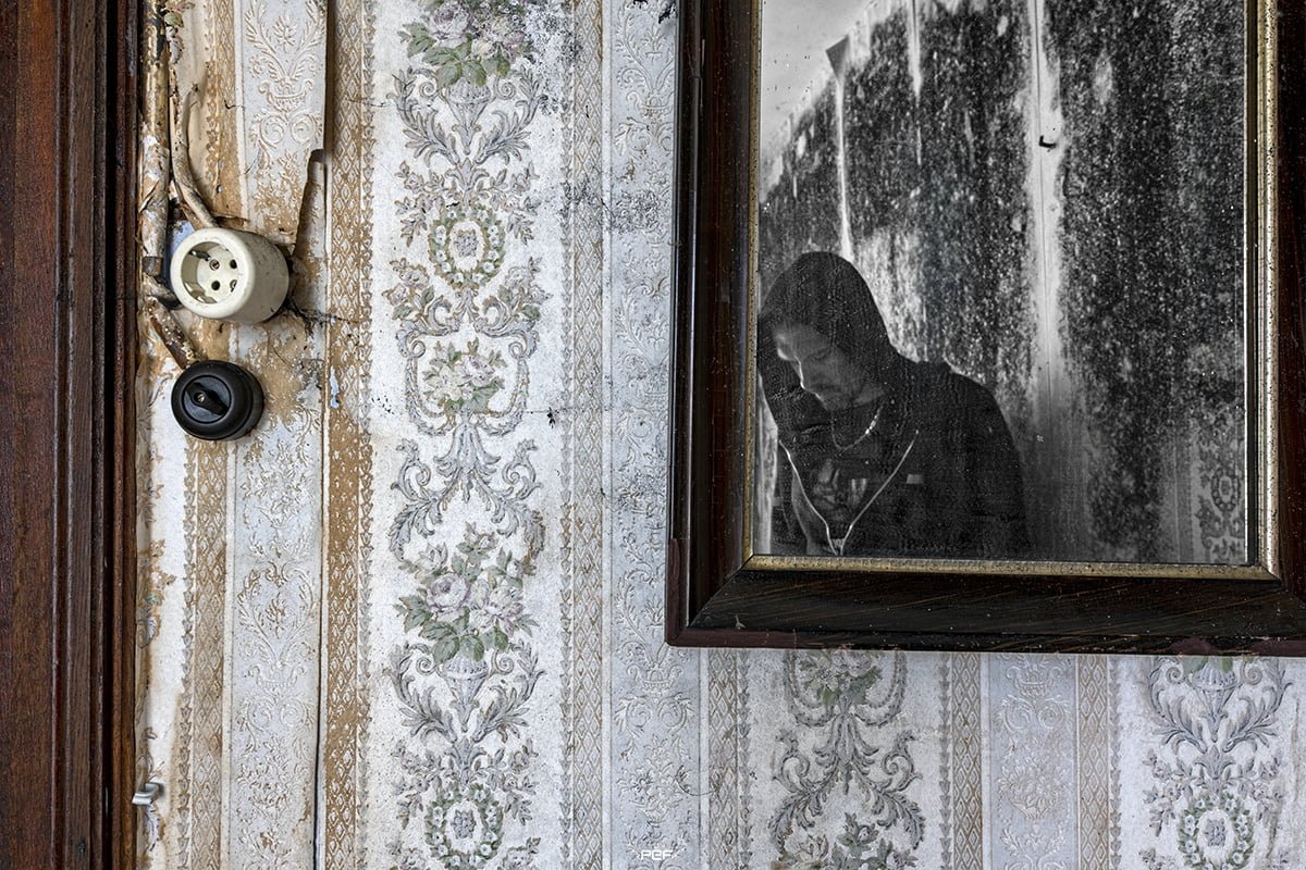 "L'âme sombre traînée comme une ombre, l'apparition de son reflet provoqua un violent camouflet..." "L'âme sombre traînée comme une ombre, l'apparition de son reflet provoqua un violent camouflet..."
