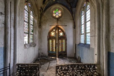« La moindre faille de lumière peut faire ressusciter les souvenirs d’hier… »