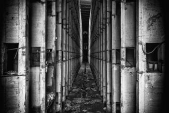 "Dans mon monde, tu n'entendras pas de bruits de couloir, juste des silences qui vont t'émouvoir..." (version noir et blanc)