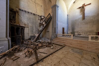 Écoutez leurs prières monter vers le seigneur, en attendant l'arrivée du nouvel escalator...