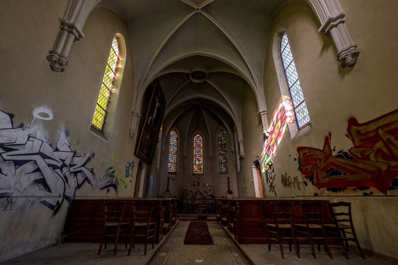 Je déteste voir dans les églises des graffitis, même Jésus crie...