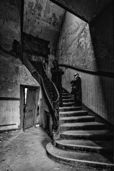 "Observe sereinement l'avenir vers la lumière; je reste là, dans l'ombre, pour surveiller tes arrières..."