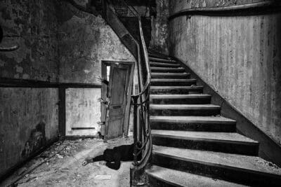 Quand le corps est au sol; l’âme, folle, doit s’armer d’une camisole…