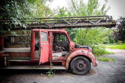 Au feu les pompiers, v'là la maison qui brûle. Meurtriers, vos mères auraient dû prendre la pilule...