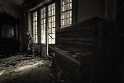 Un piano, quelques notes... Des sanglots, rebelote...