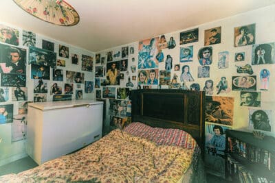 "Non mais qui Hallyday d'avoir un congélateur dans sa chambre ? Sûrement que l'idole déjeune..."