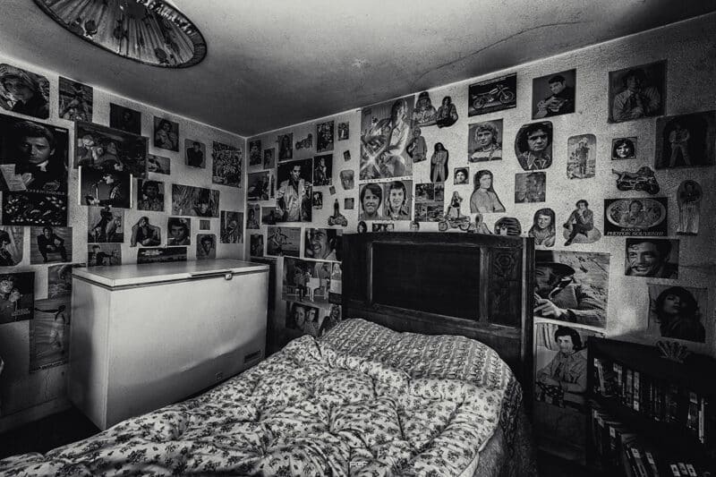 "Non mais qui Hallyday d'avoir un congélateur dans sa chambre ? Sûrement que l'idole déjeune..."