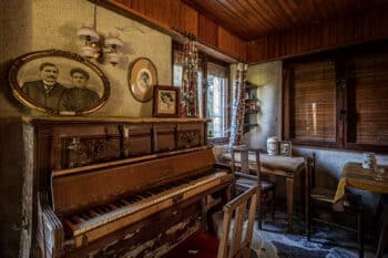 Tout commença par quelques notes de piano, puis leur écho se noya dans les sanglots...
