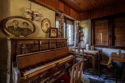 Tout commença par quelques notes de piano, puis leur écho se noya dans les sanglots...