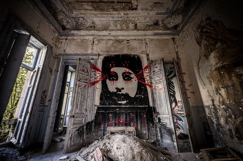 Les murs racontent ce que l’on tait, tandis que l'encre de la peine ne sèche jamais...