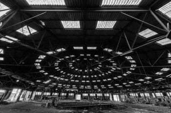 La spirale envoûte, le temps se plie : ombres et lumières tissent l'infini...
